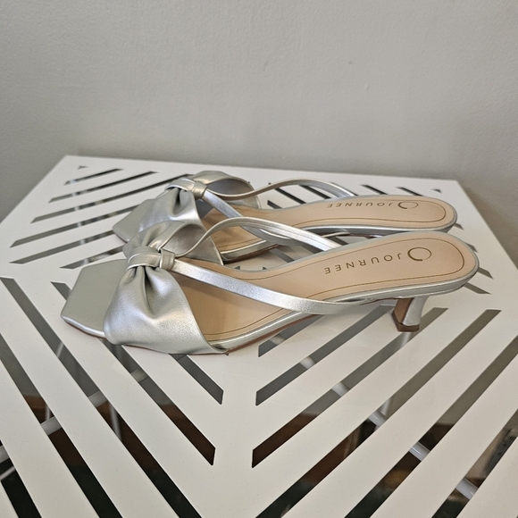 Journee 9.5 WIDE silver bow kitten heels NWOB - Picture 4 of 7